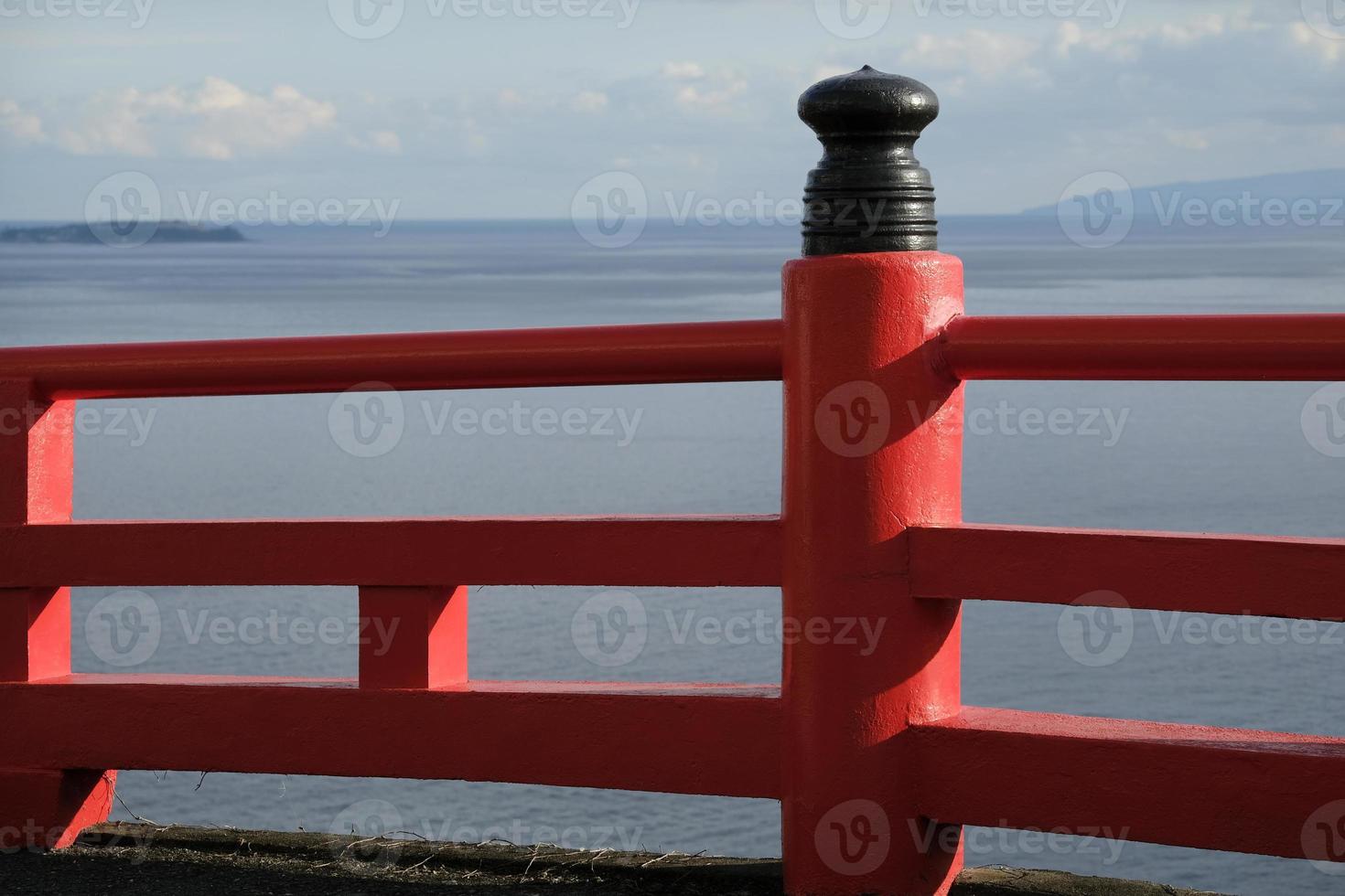 vermelho cerca perto a costa com a mar dentro a fundo dentro enoshima, Japão foto