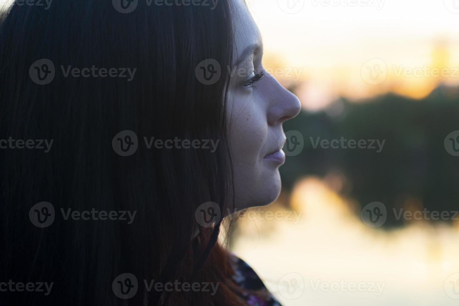 feche o retrato de uma jovem garota caucasiana. foto