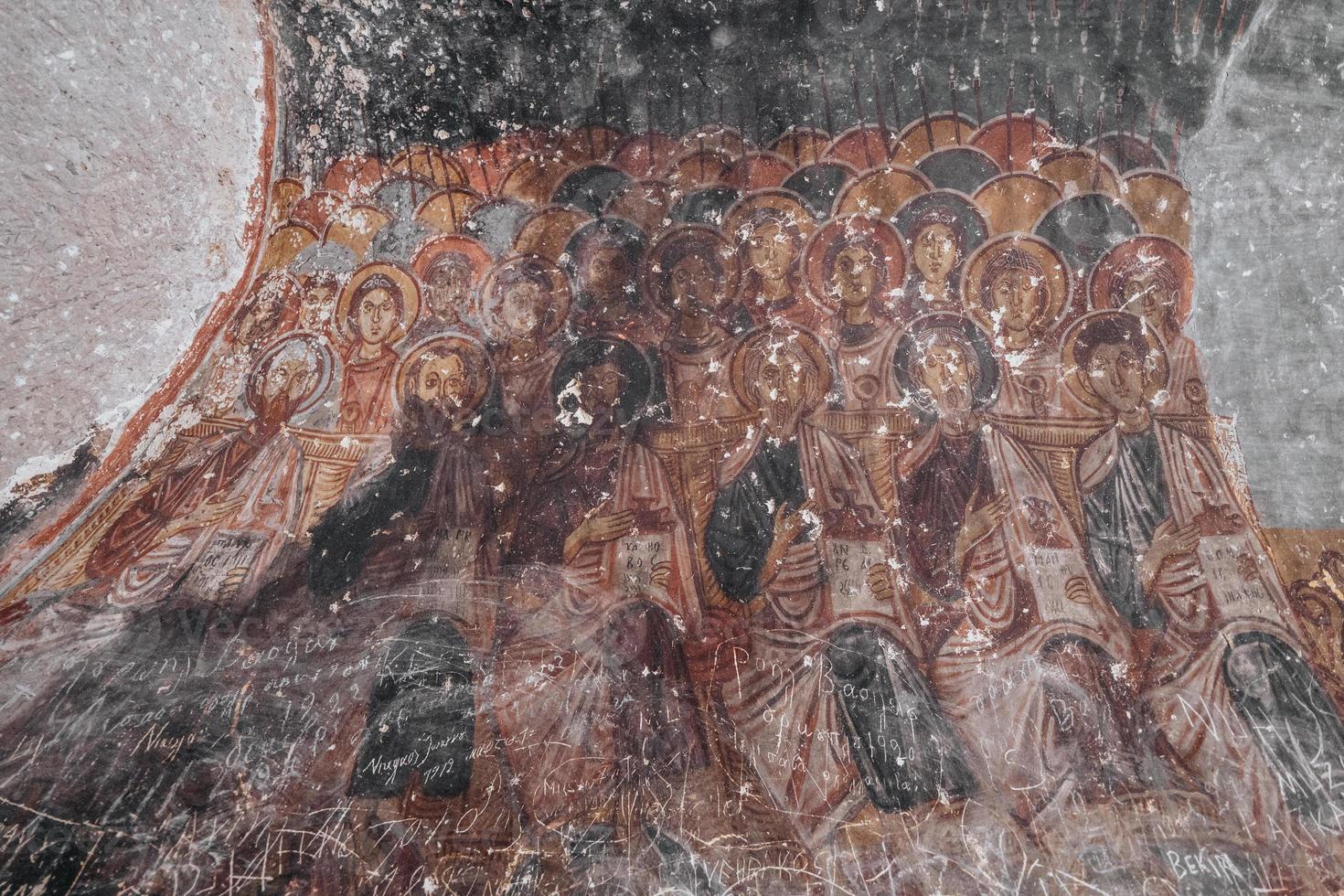 uma caverna Igreja dentro Capadócia com inscrições em a paredes, afrescos a partir de a começando do cristandade. foto