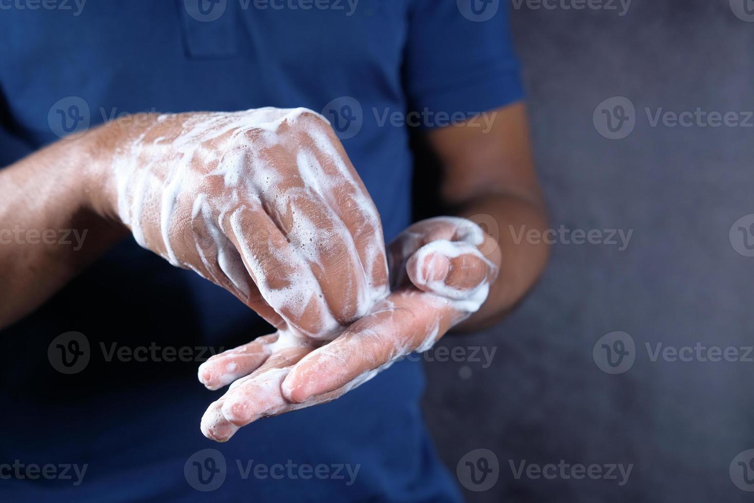 homem lavando as mãos com sabonete foto