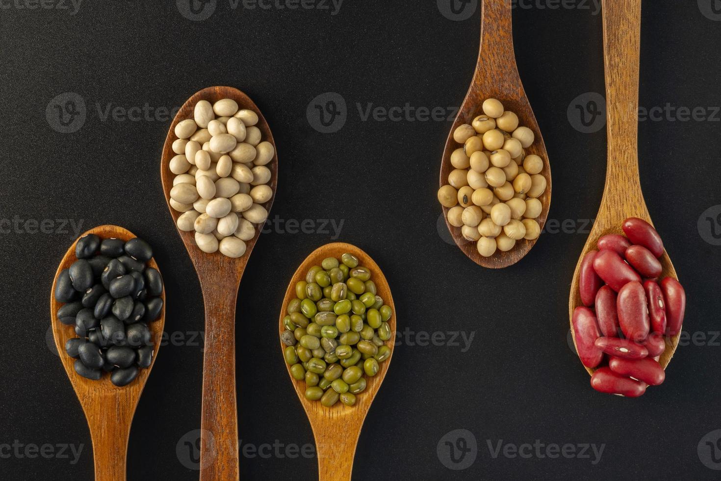 coleção de sementes de grãos inteiros isoladas em fundo preto foto