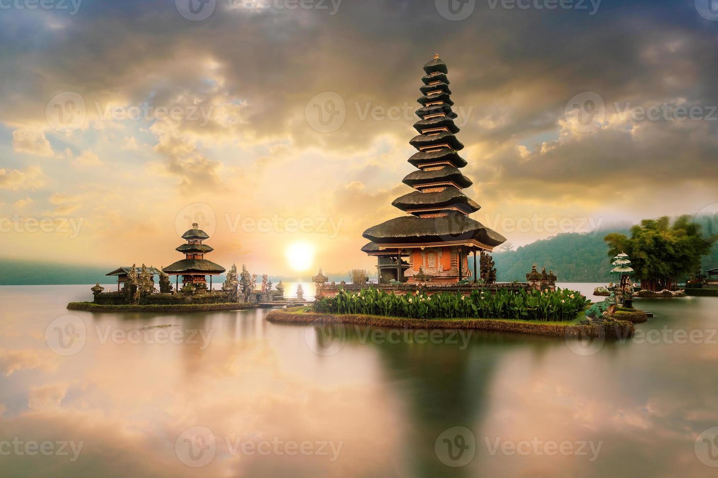 templo ulun danu beratan ao nascer do sol, em bali, indonésia foto