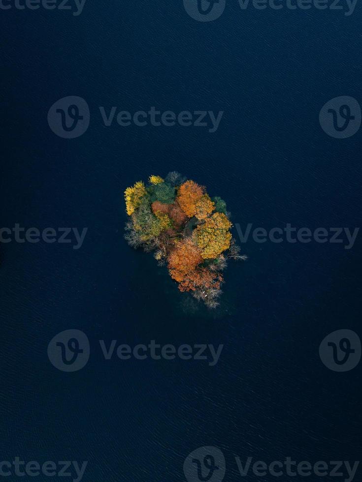 aéreo Visualizações do outonal lago distrito ilhas foto