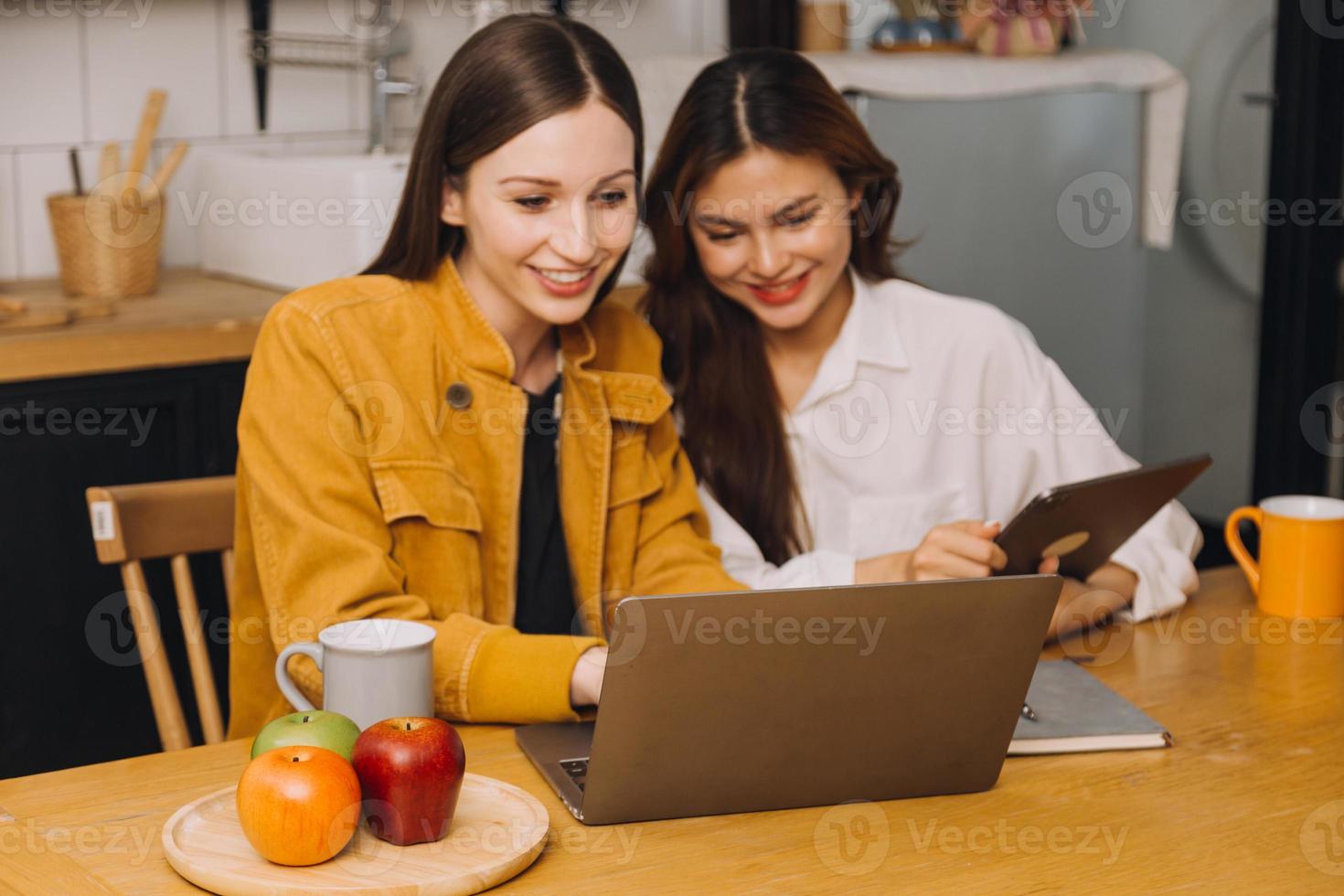 conferência de empresários e empresários na sala de reuniões moderna, colegas de trabalho multirraciais felizes se divertem cooperando trabalhando juntos na reunião do escritório, conceito asiático de trabalho em equipe foto