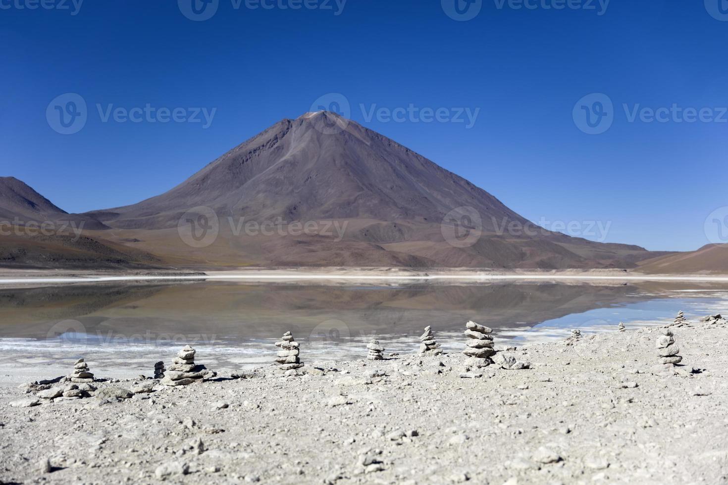 Lago Laguna Verde e Vulcão Licancabur na Bolívia foto