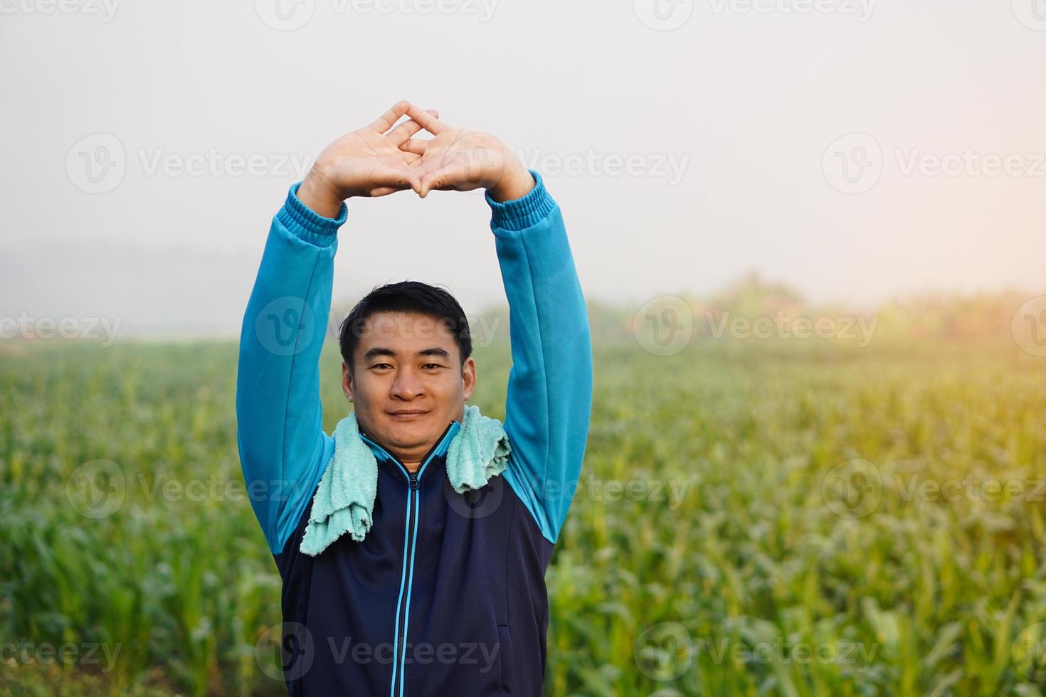 bonito ásia homem treinos ar livre, alongamento braços. caloroso acima antes ou legal baixa depois de exercício. conceito, saúde Cuidado. esporte , criativo atividade. dar Tempo para você mesmo. foto