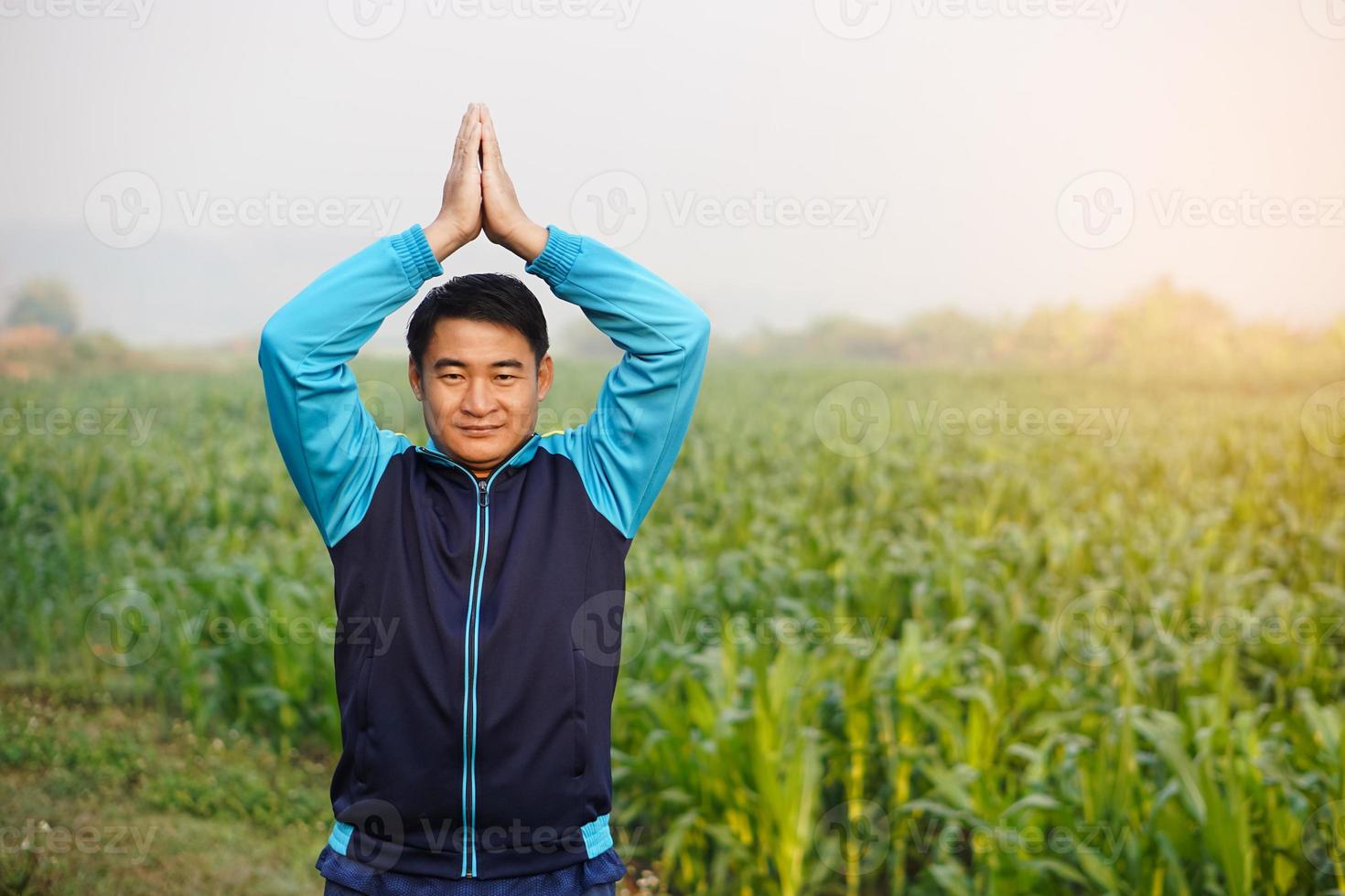 bonito ásia homem treinos ar livre, corpo alongamento. ioga. caloroso acima antes ou legal baixa depois de exercício. conceito, saúde Cuidado. esporte.criativo atividade. dar Tempo para você mesmo. foto