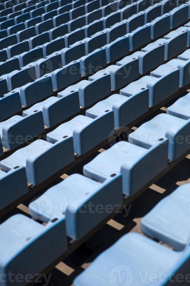 detalhe do close dos assentos azuis do estádio foto