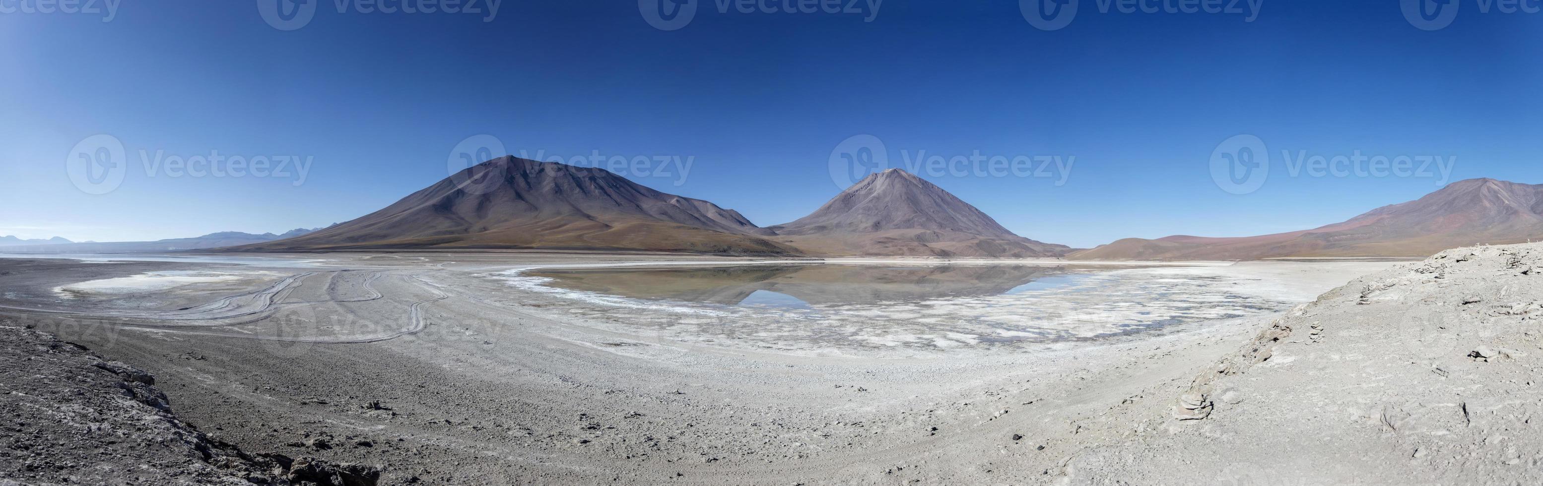 Lago Laguna Verde e Vulcão Licancabur na Bolívia foto