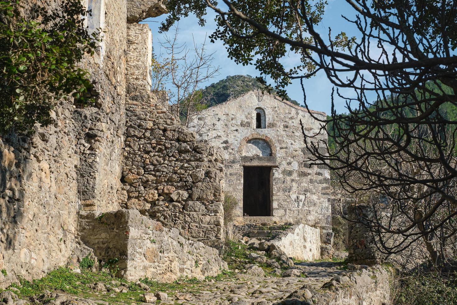 grego capela dentro a abandonado fantasma Cidade perto Fethiye dentro peru. local do a antigo grego cidade do karmilissos 18º século, verão feriado estação foto
