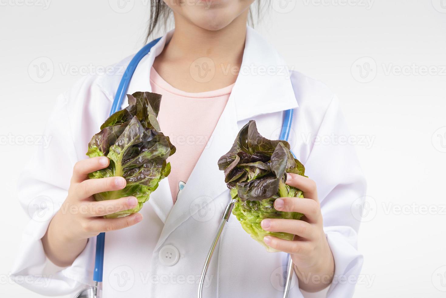 Ásia pequeno menina jogando médico isolado em branco foto