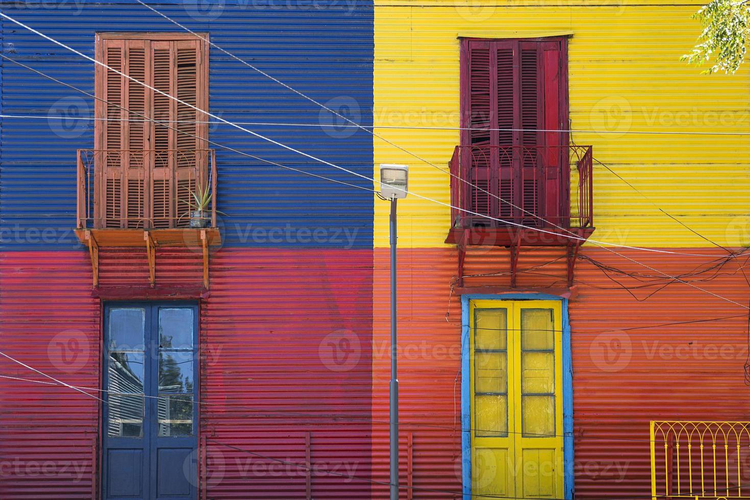 fachada colorida de caminito em la boca, buenos aires, argentina foto