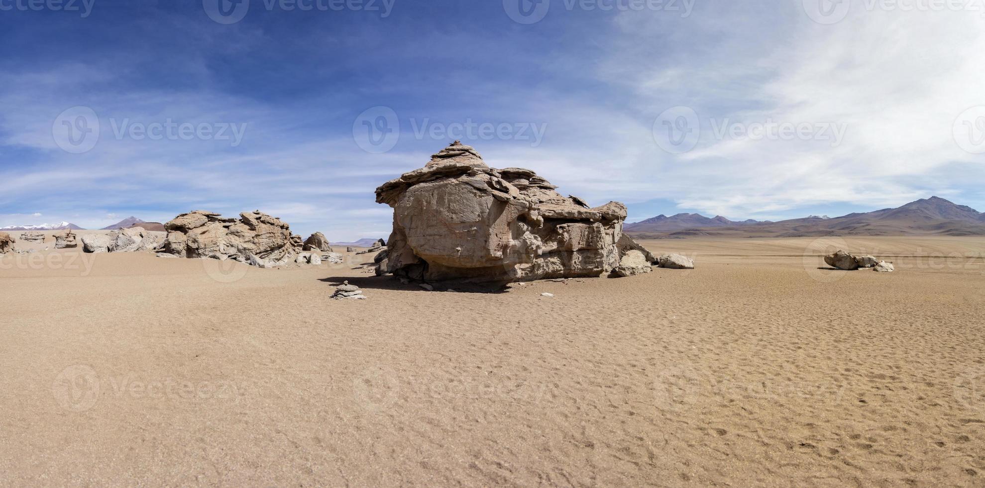 formações rochosas do deserto de Dalí na Bolívia foto