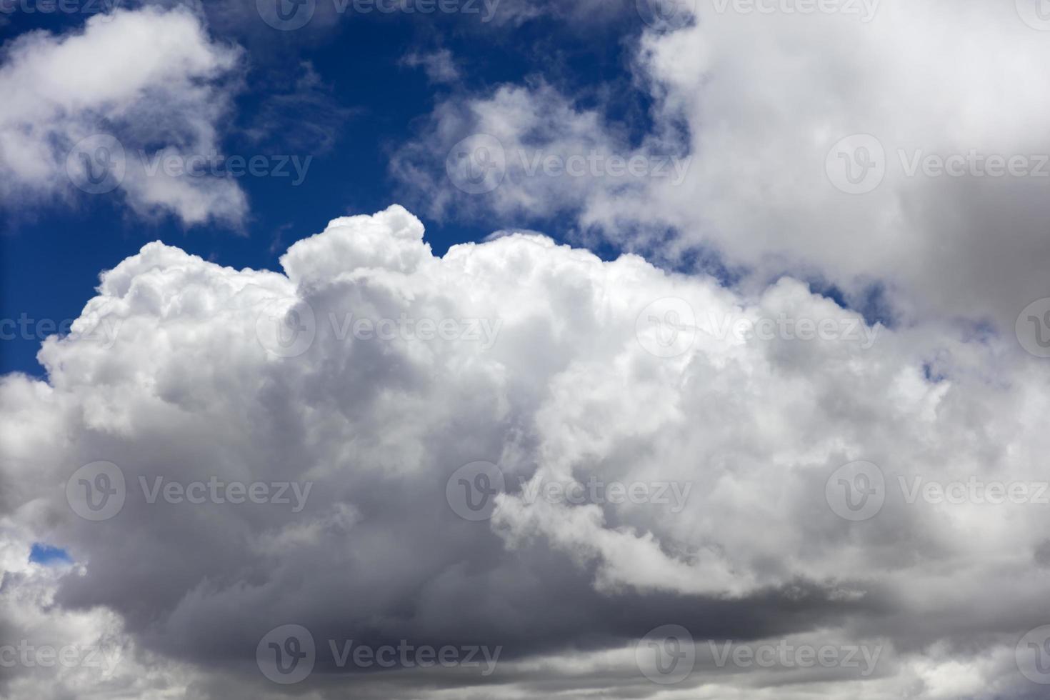 nuvens brancas no céu azul foto