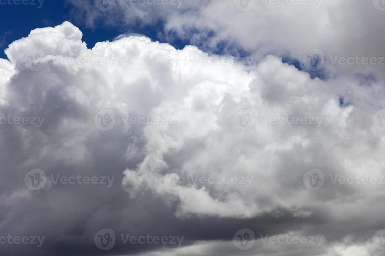 nuvens brancas no céu azul foto