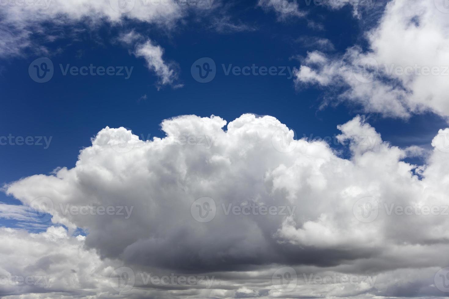 nuvens brancas no céu azul foto