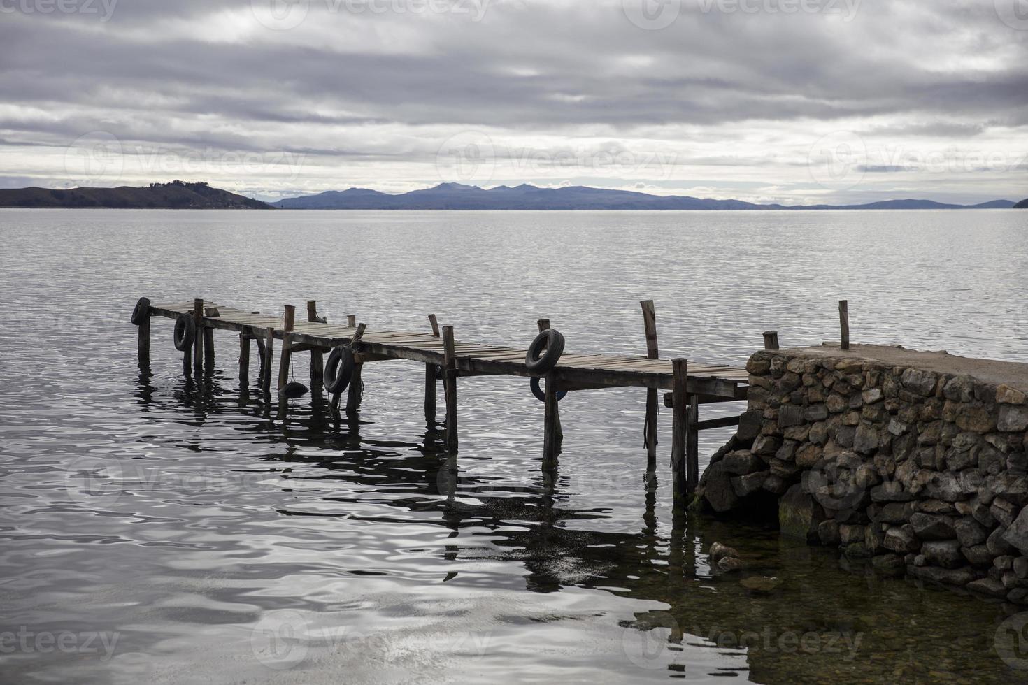 cais de madeira em isla del sol no lago titicaca foto