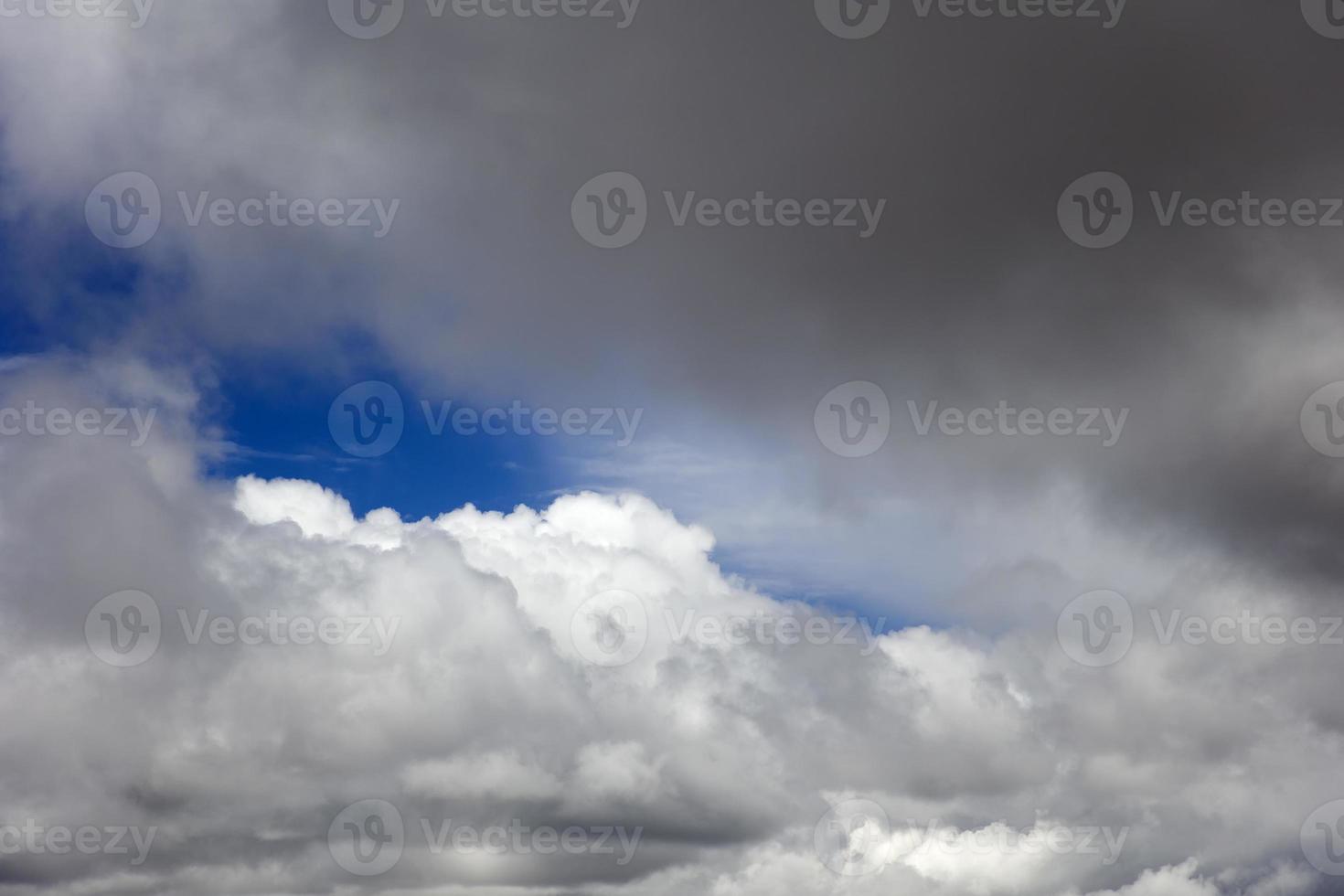 nuvens brancas no céu azul foto