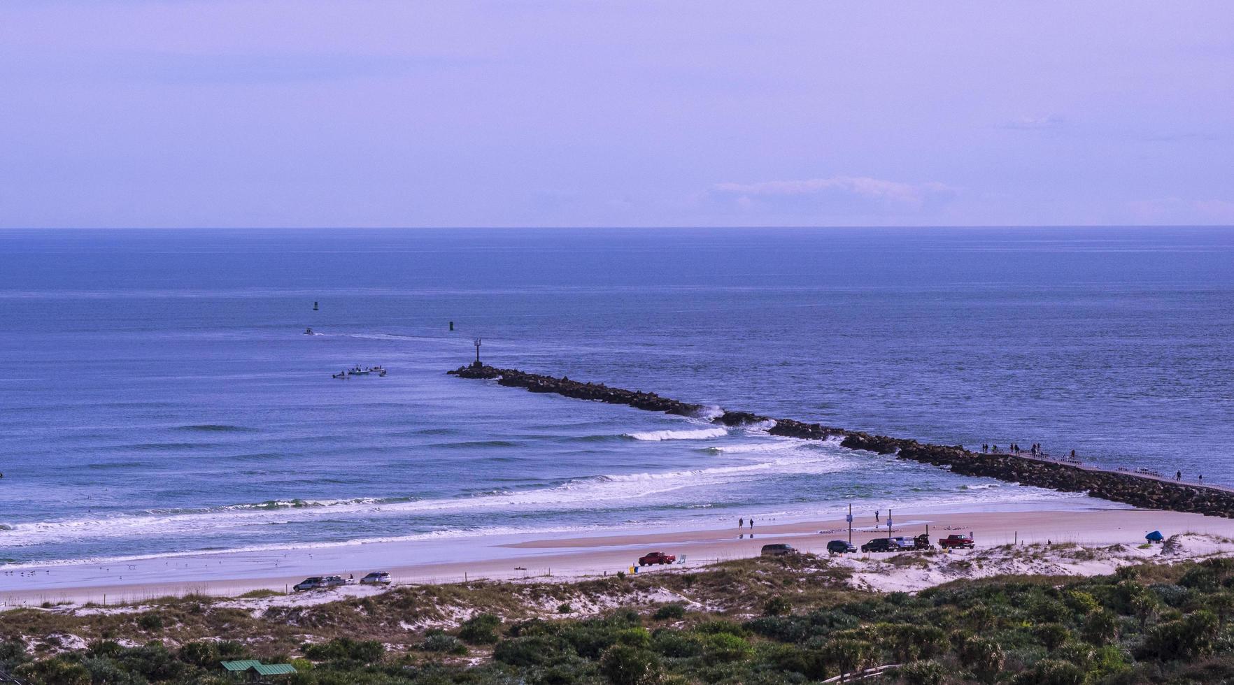 paisagem marinha de pessoas em uma praia na enseada de ponce de leon, Flórida foto