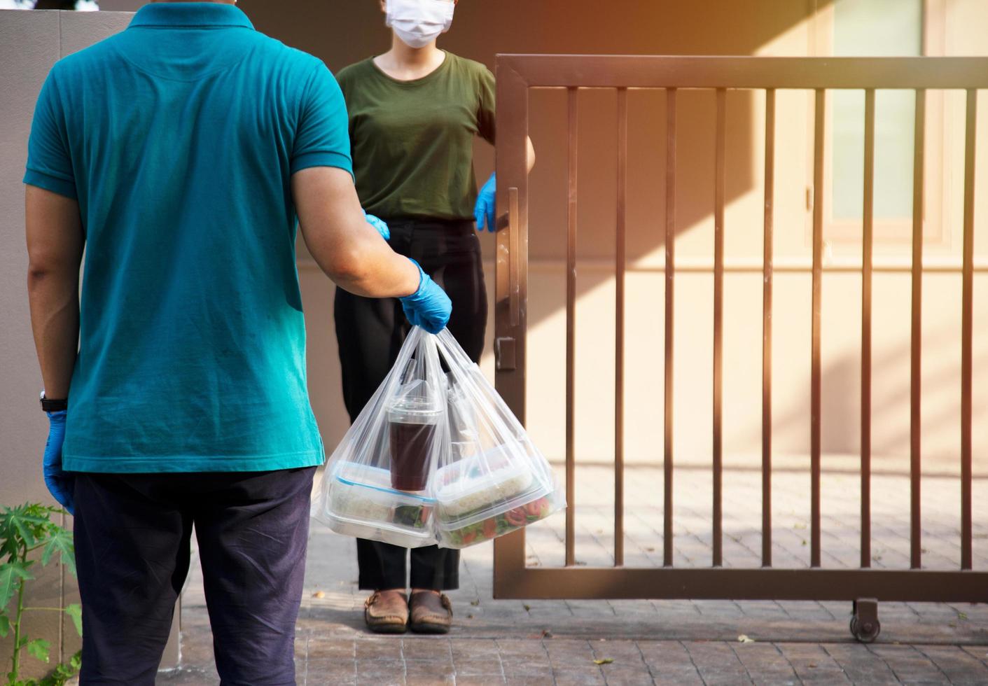 prestadores de serviços de alimentação usando máscaras e luvas. ficar em casa reduz a propagação do vírus covid-19 foto