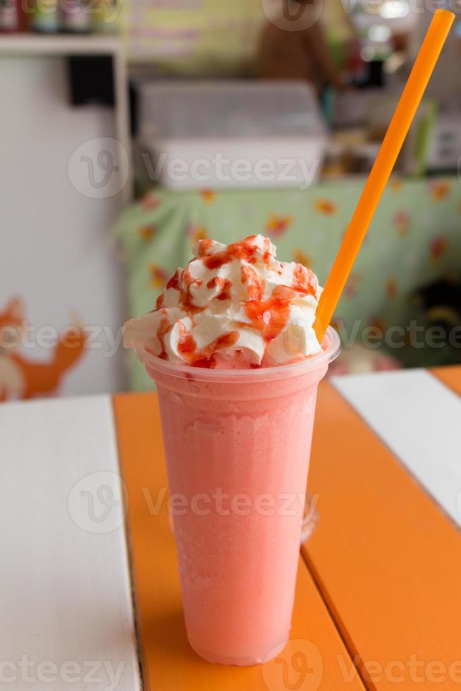 Milkshake de morango doce e frappe, gelado e leite misturado com chantilly foto