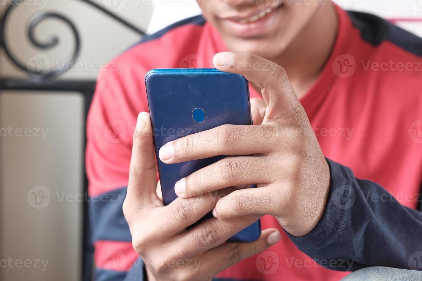 homem usando um telefone inteligente foto