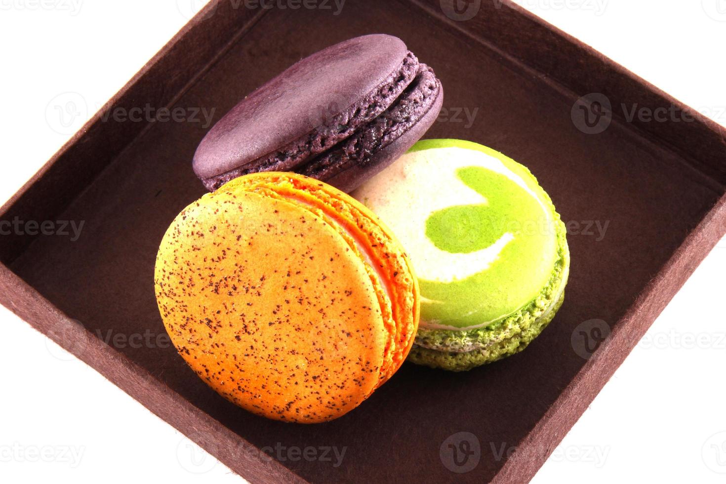 macarons coloridos em uma caixa marrom foto