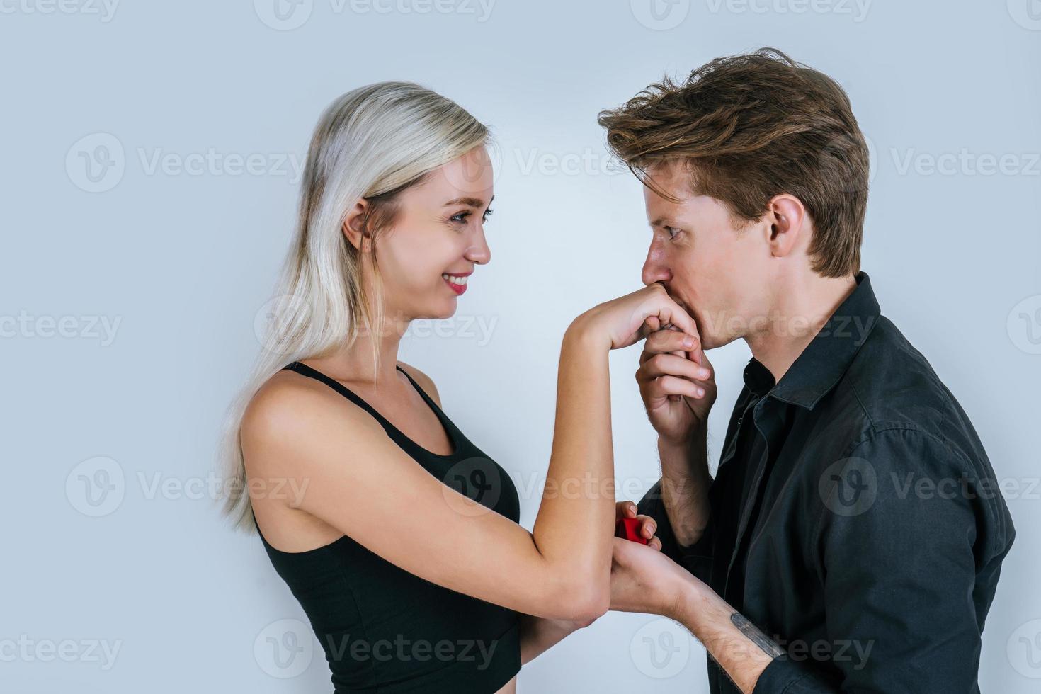 retrato feliz de casal durante casamento surpresa foto