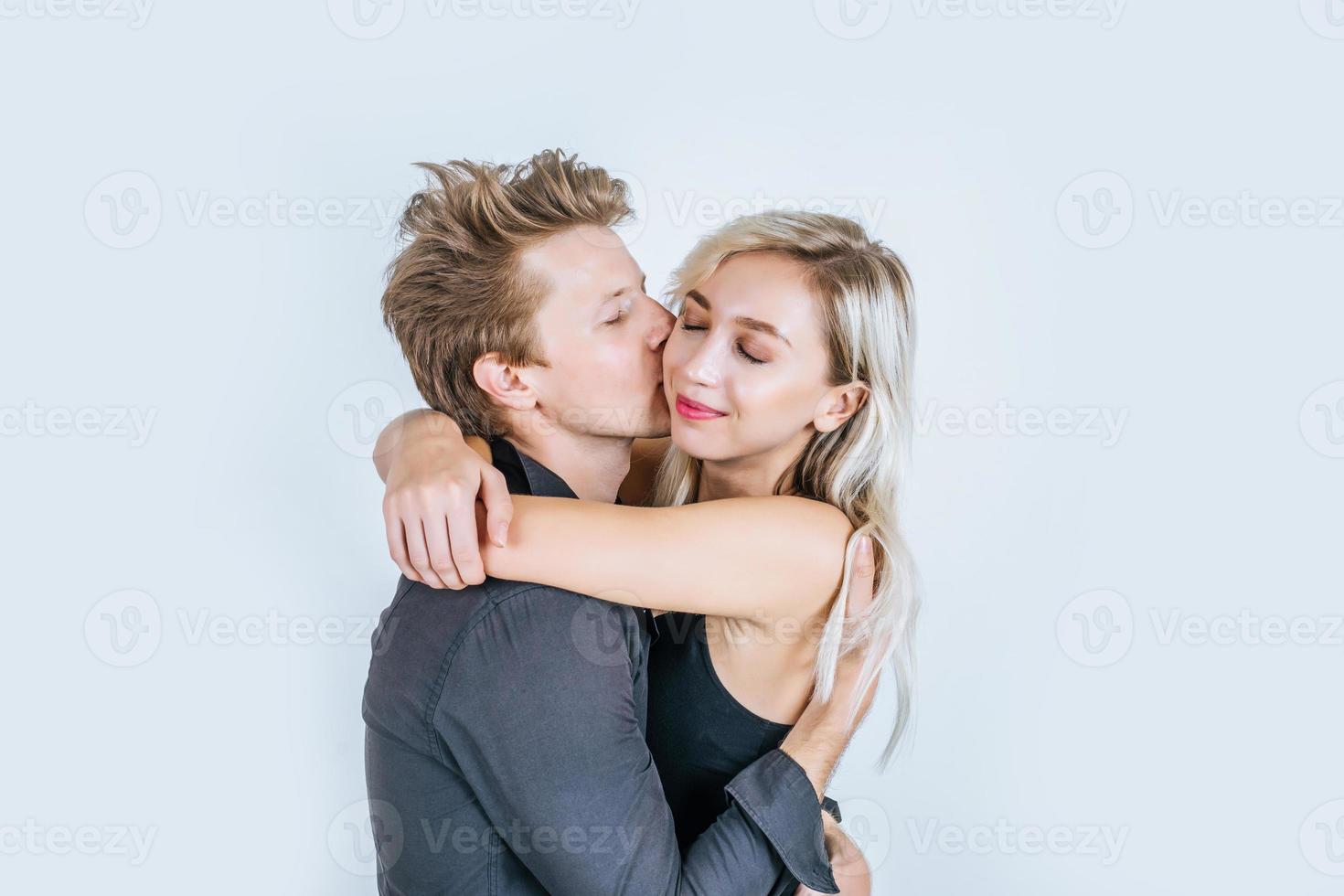 retrato de um jovem casal feliz e apaixonado em estúdio foto