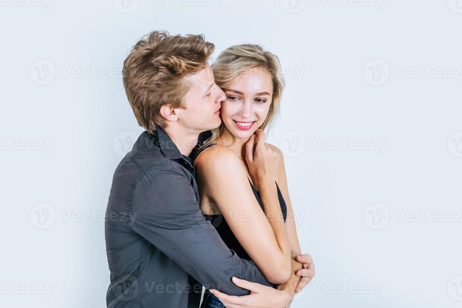 retrato de um jovem casal feliz e apaixonado em estúdio foto
