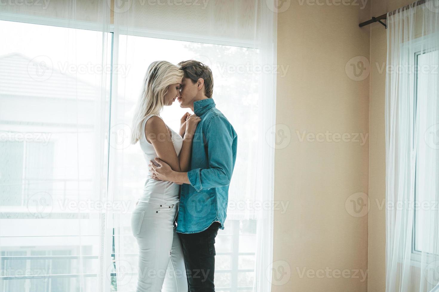 casal feliz se abraçando no quarto foto