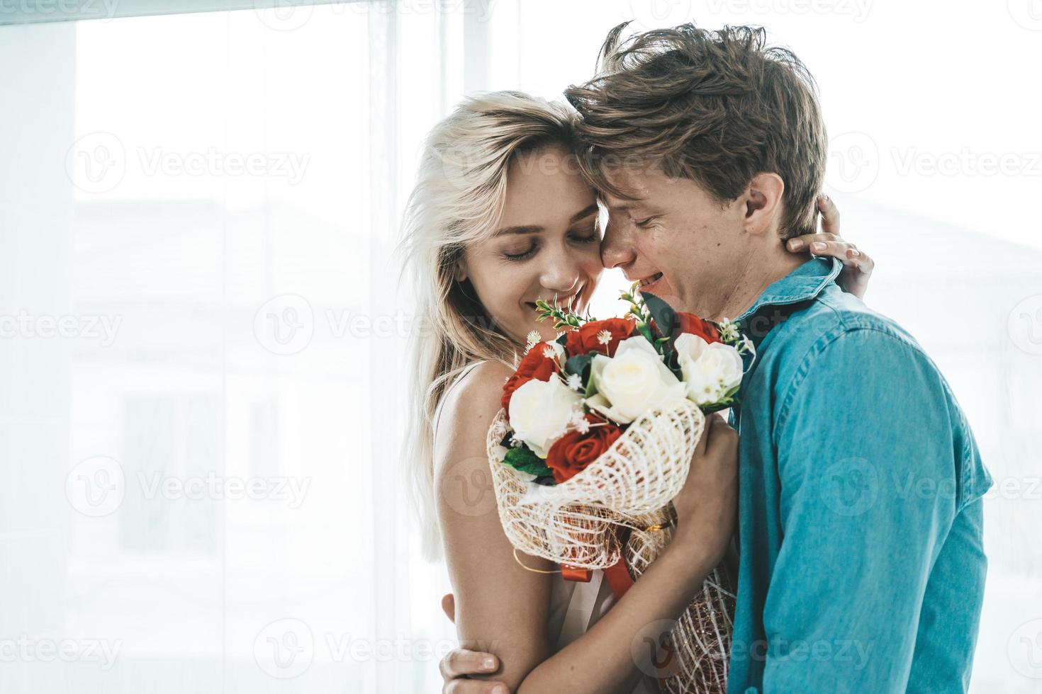 casal feliz se abraçando no quarto foto