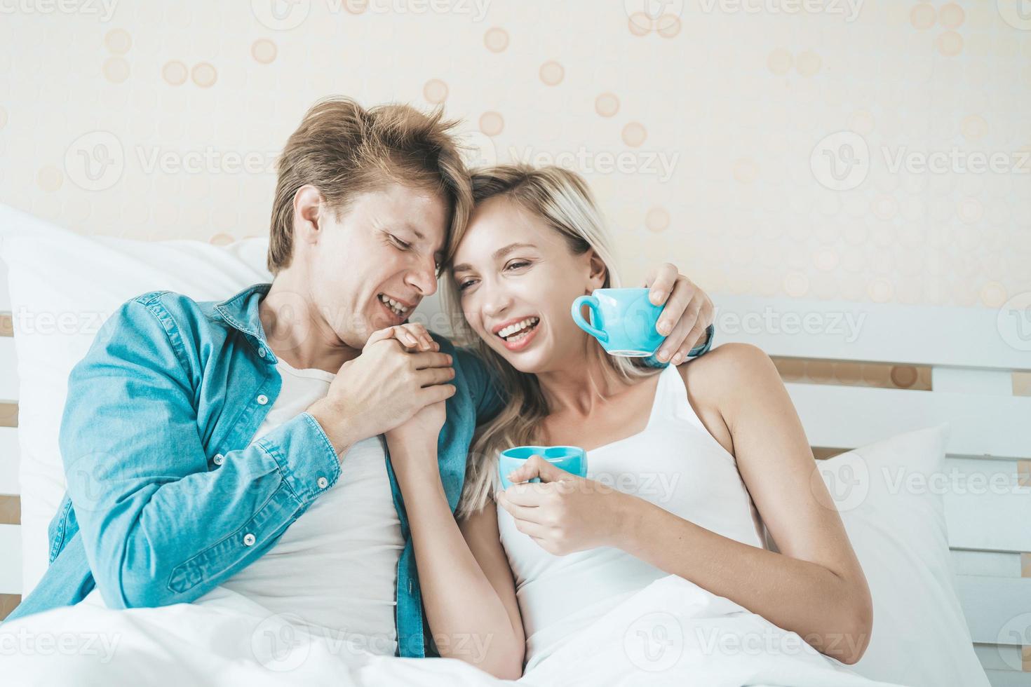 casal feliz tomando café de manhã foto