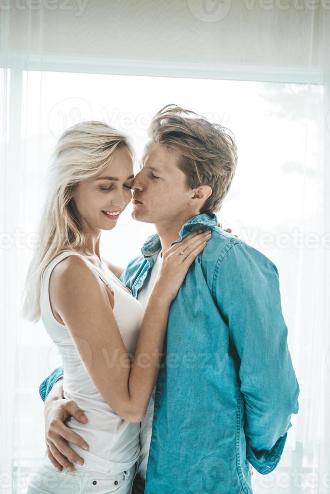 casal feliz se abraçando no quarto foto