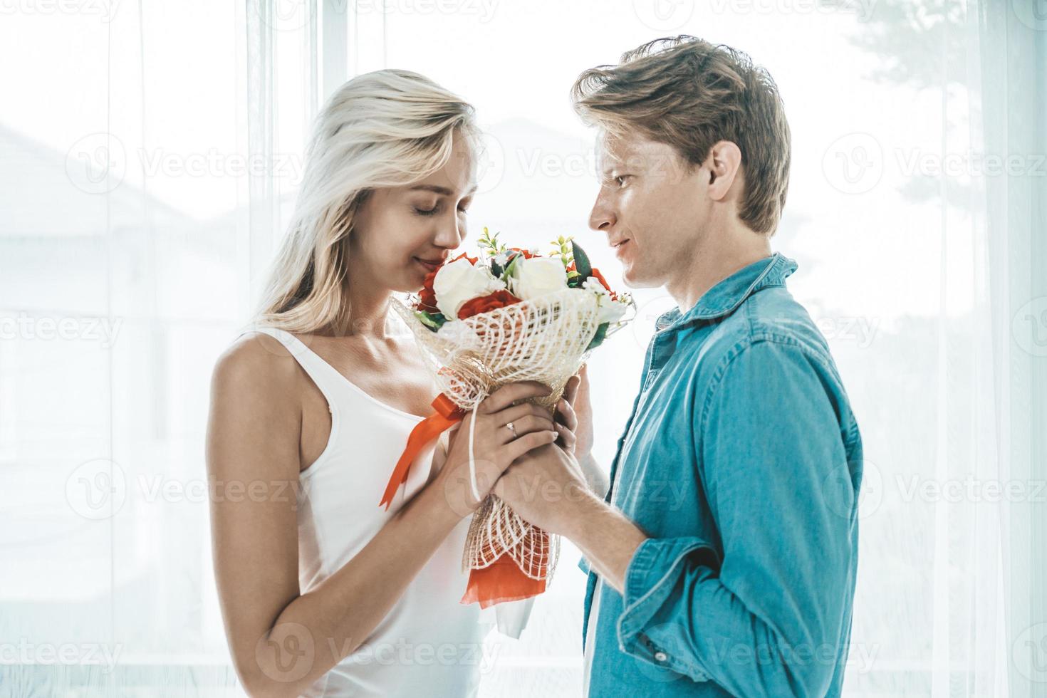 casal feliz se abraçando no quarto foto