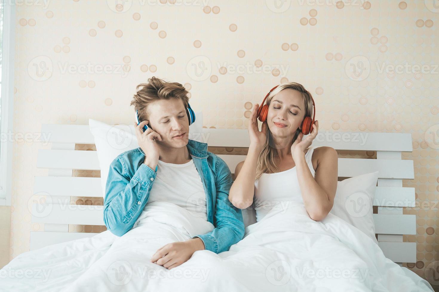 casal feliz ouvindo músicas pela manhã foto