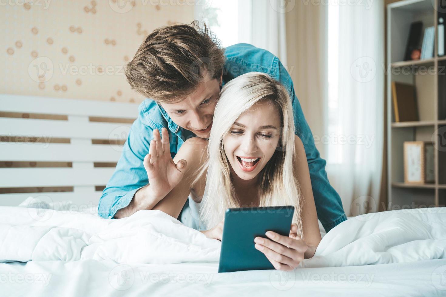 casal feliz junto no quarto foto