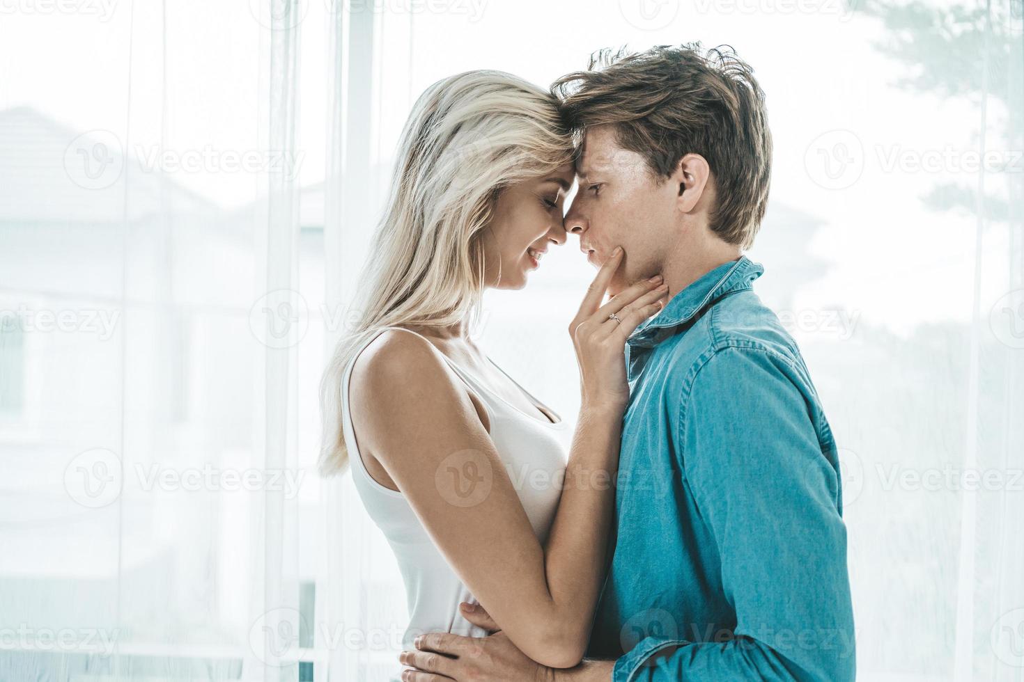 casal feliz se abraçando no quarto foto