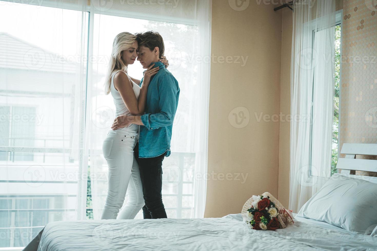 casal feliz se abraçando no quarto foto