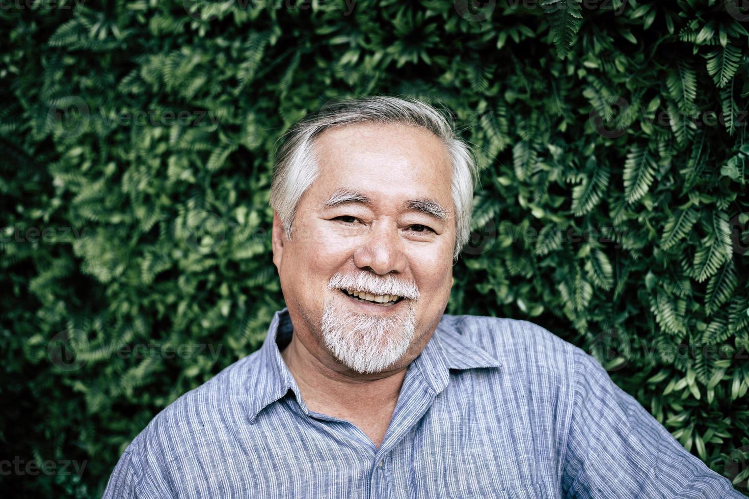 retrato de homem sênior sorrindo foto