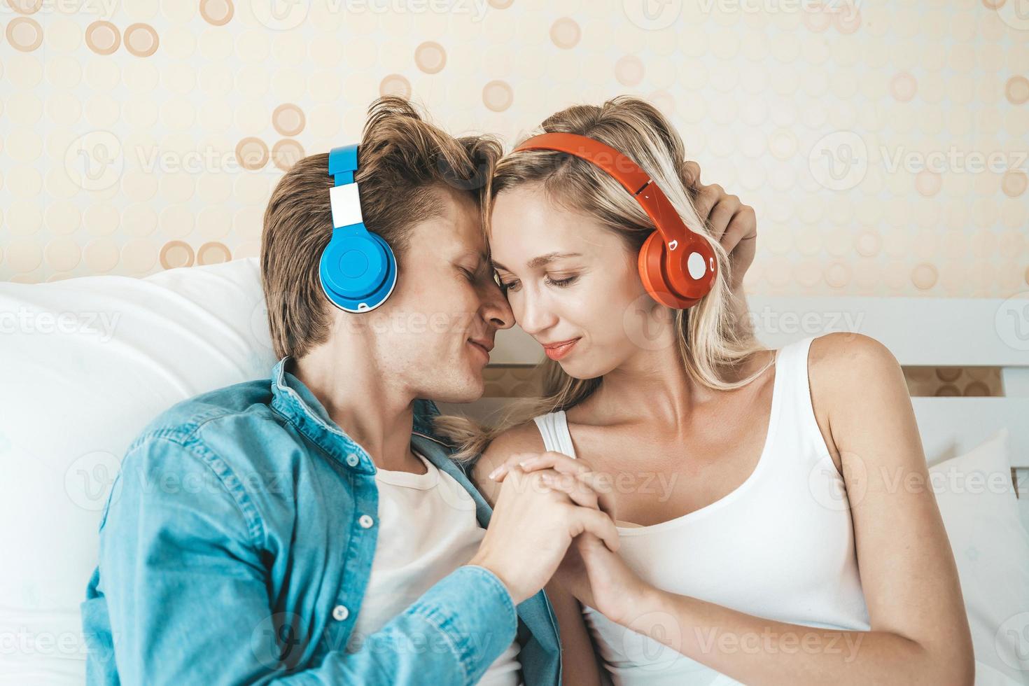 casal feliz ouvindo músicas pela manhã foto