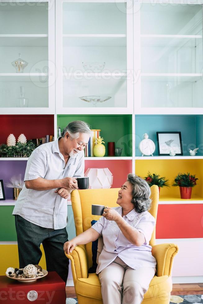 casal de idosos juntos na sala de estar foto