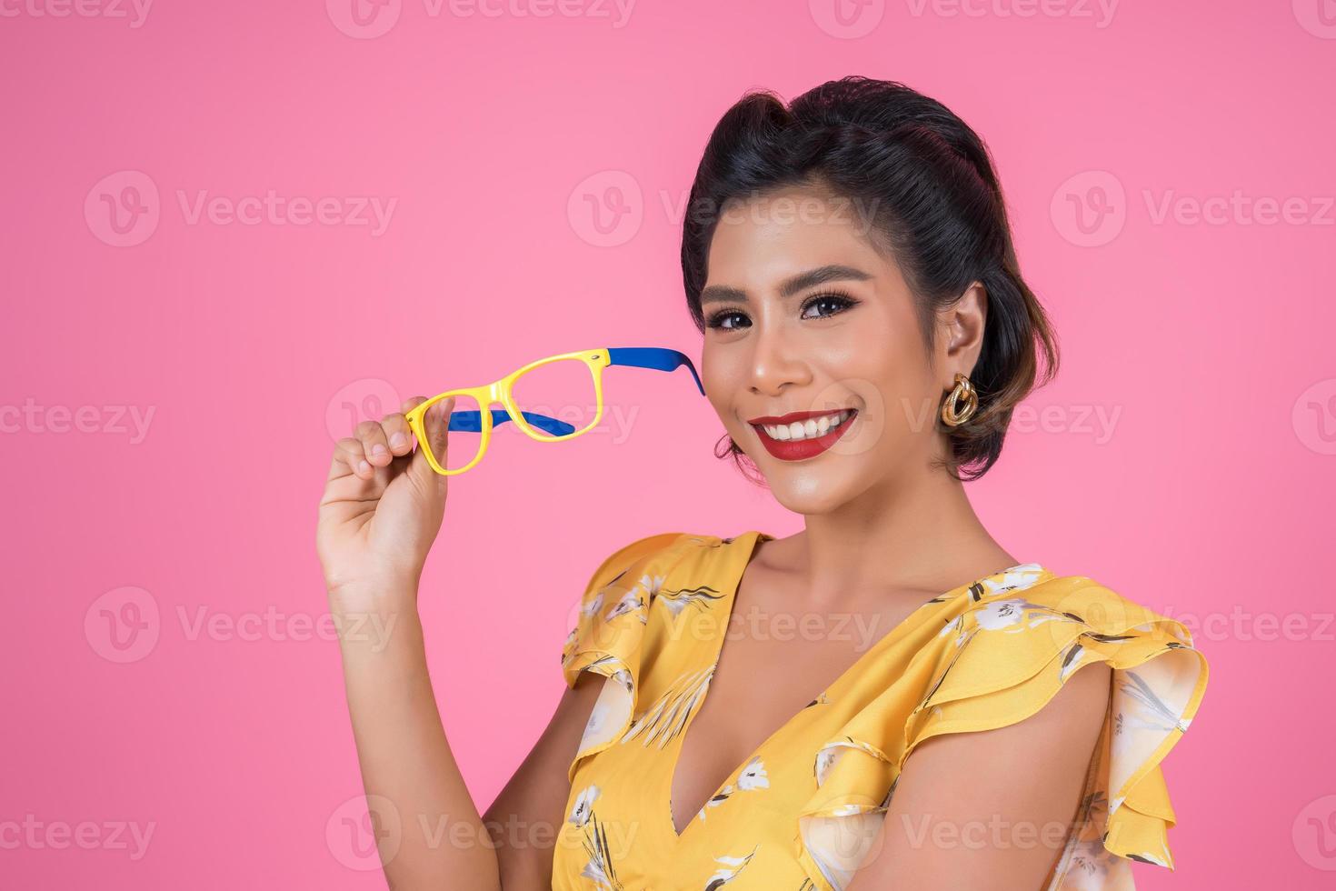 retrato de mulher elegante com óculos de sol foto