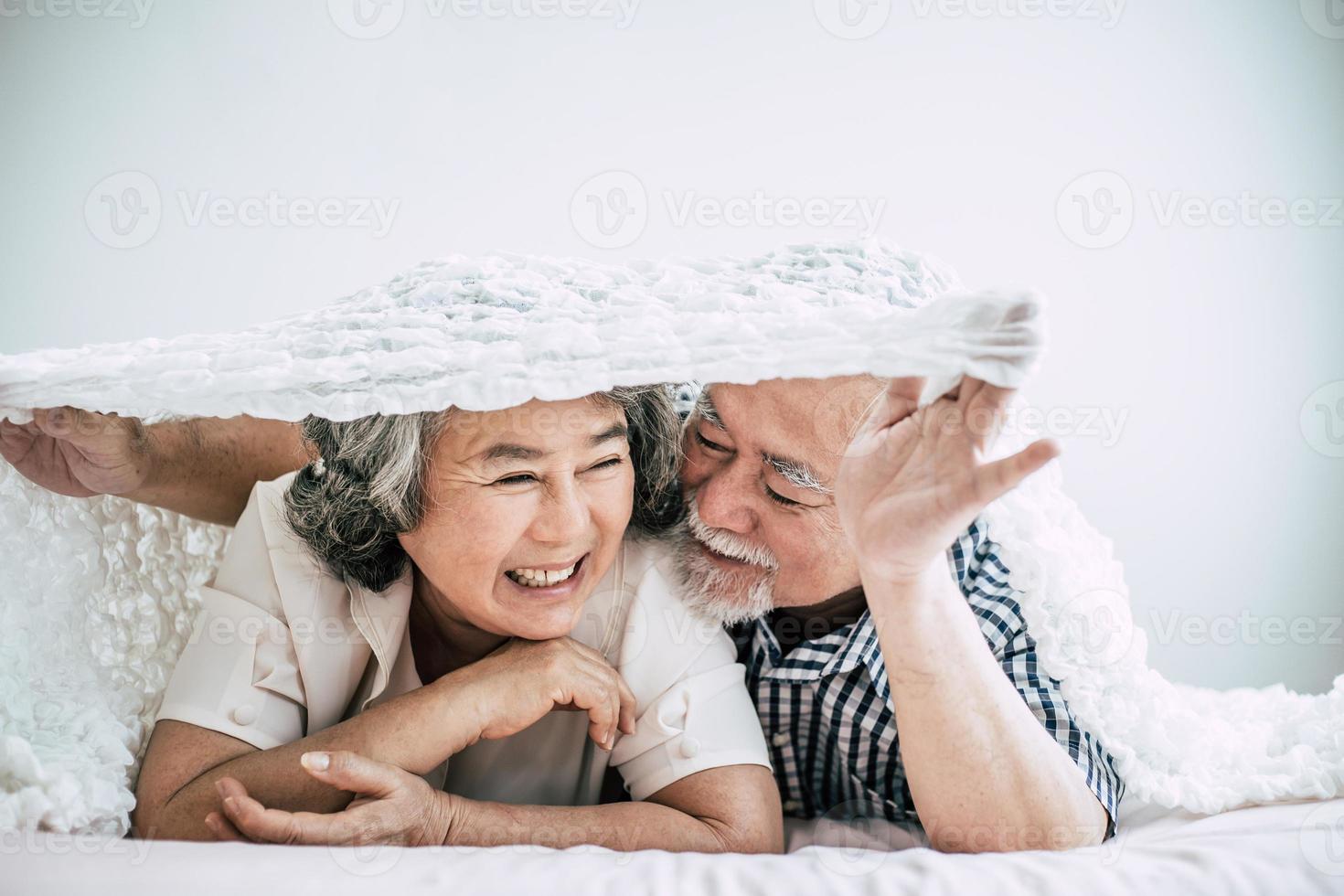 casal sênior feliz rindo no quarto foto