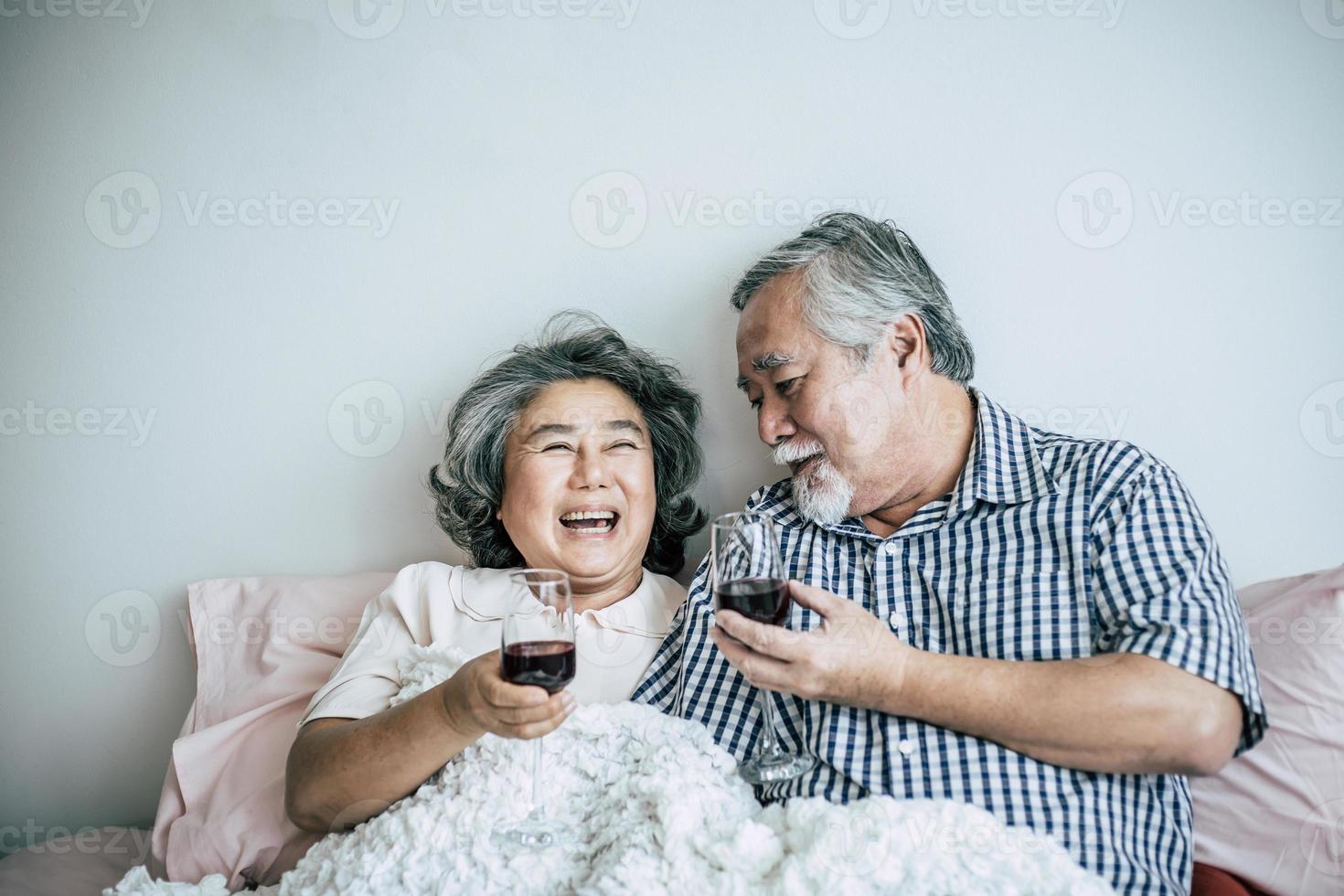 casal de idosos curtindo seu aniversário no quarto foto