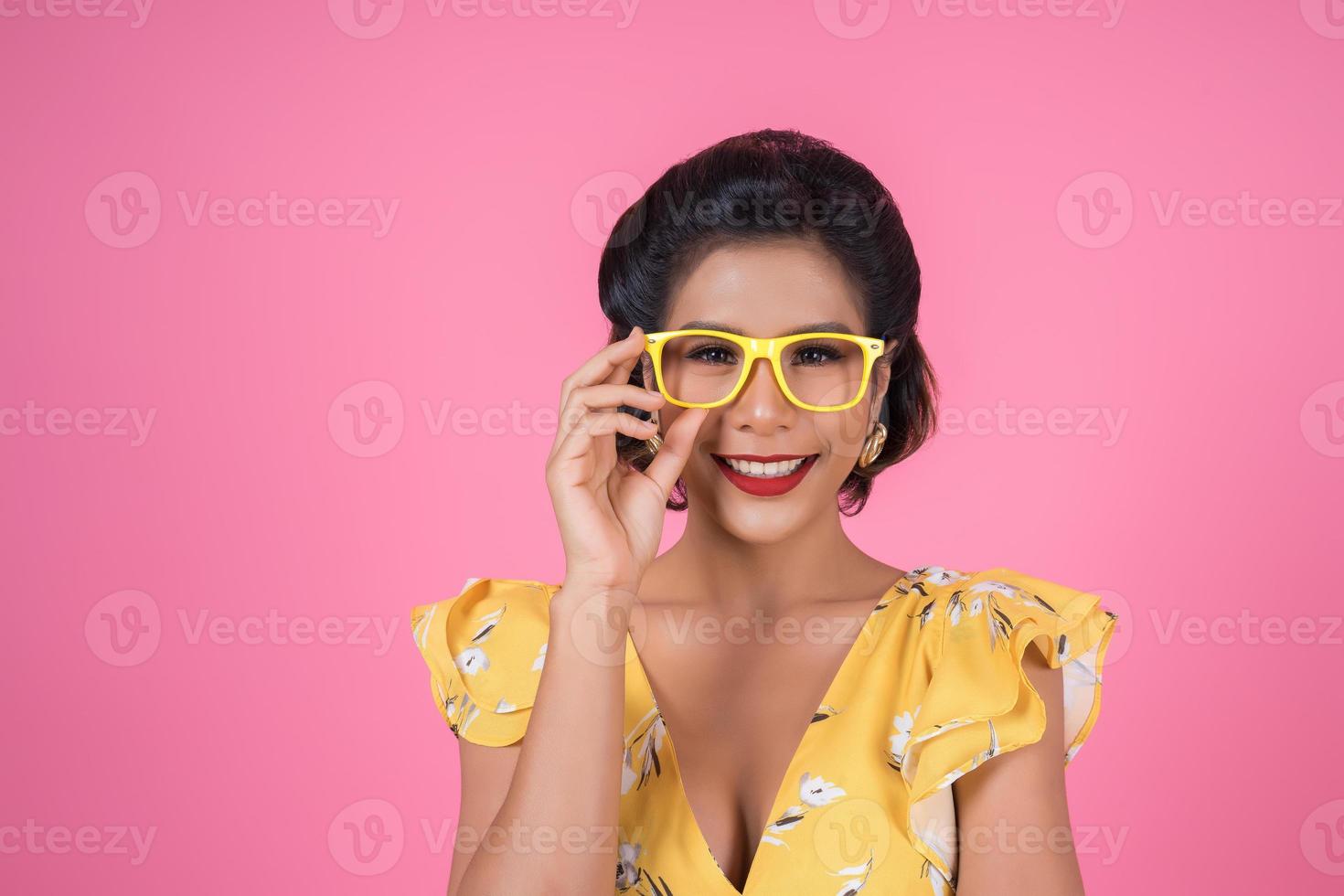 retrato de mulher elegante com óculos de sol foto