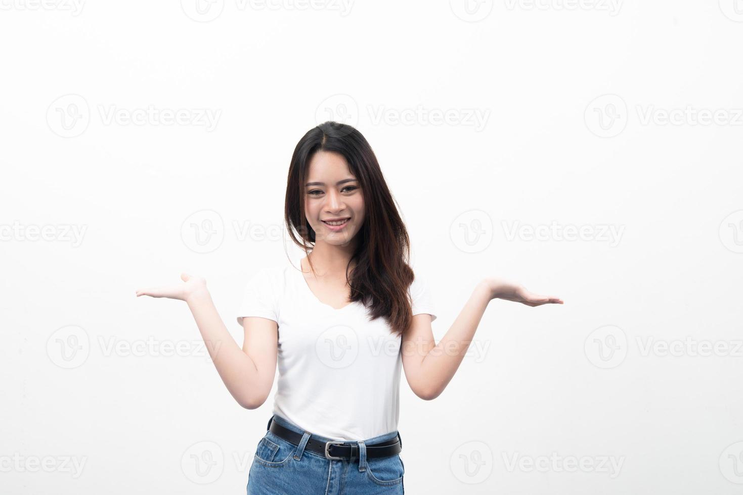 bela jovem asiática com mão aparecendo para publicidade isolada no fundo branco foto