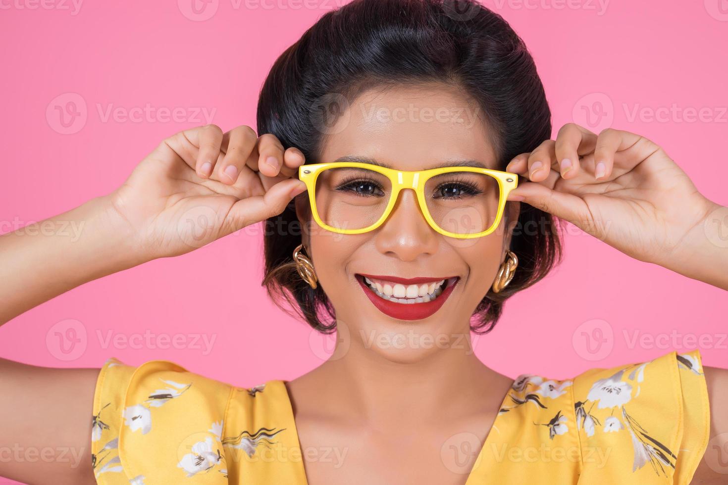 retrato de mulher elegante com óculos de sol foto