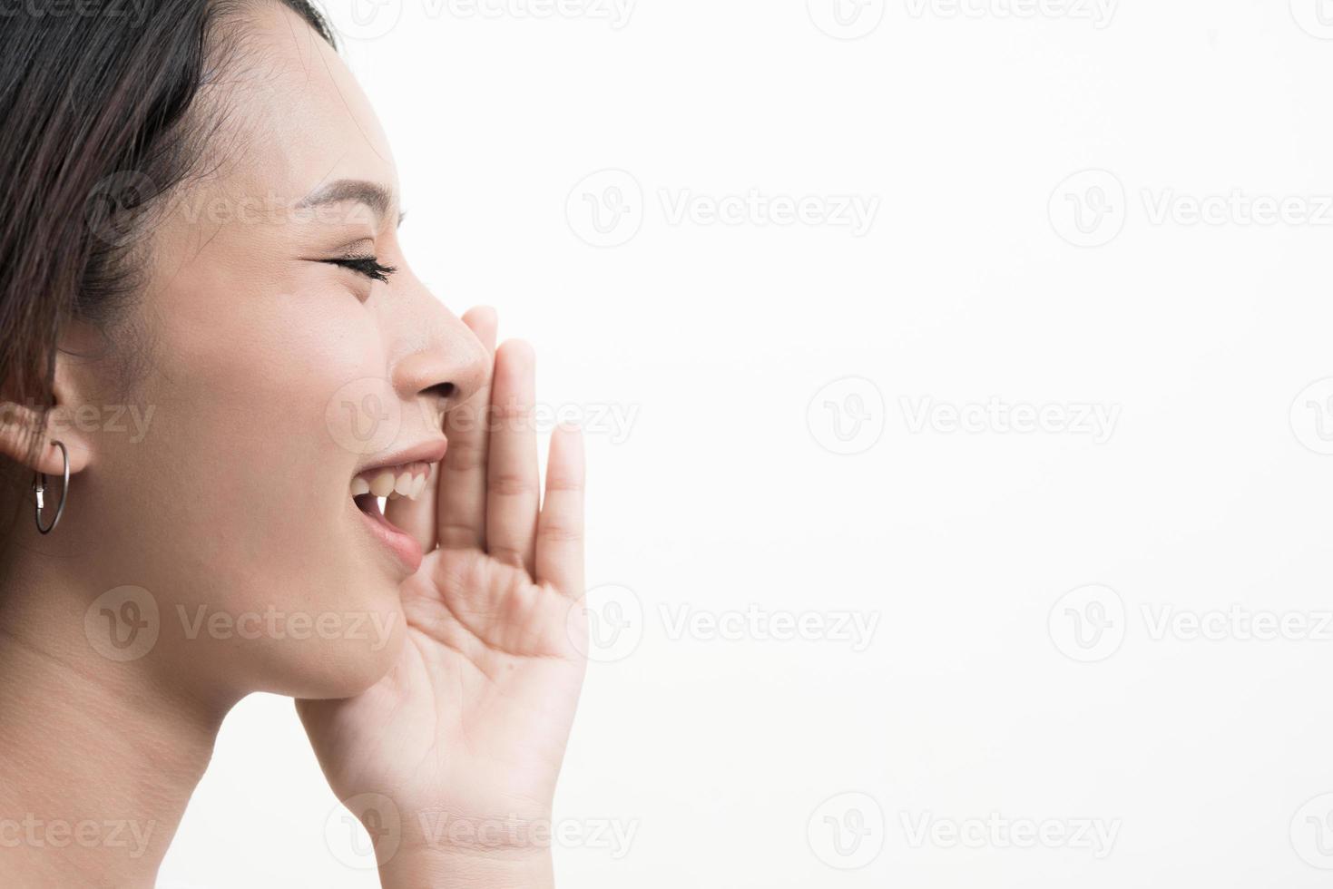 retrato de uma bela jovem gritando isolado no fundo branco foto