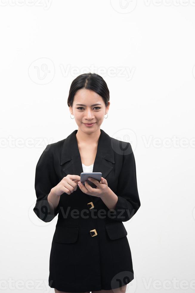 retrato de mulher de negócios confiante usando telefone celular isolado no fundo branco foto